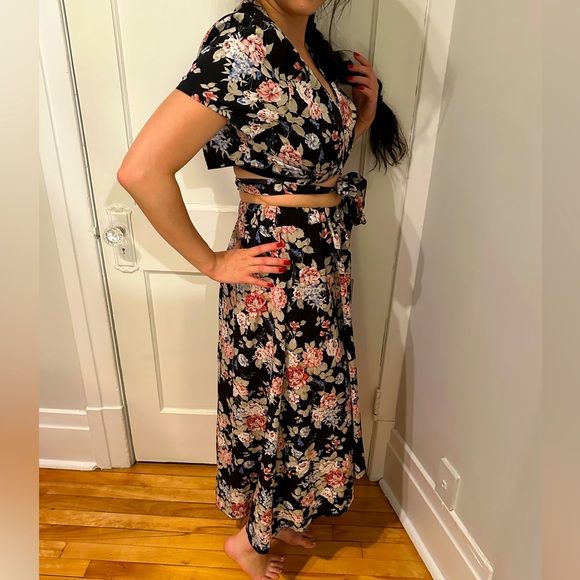 Cute summery two piece 🌞🌞 - Picture 1 of 3